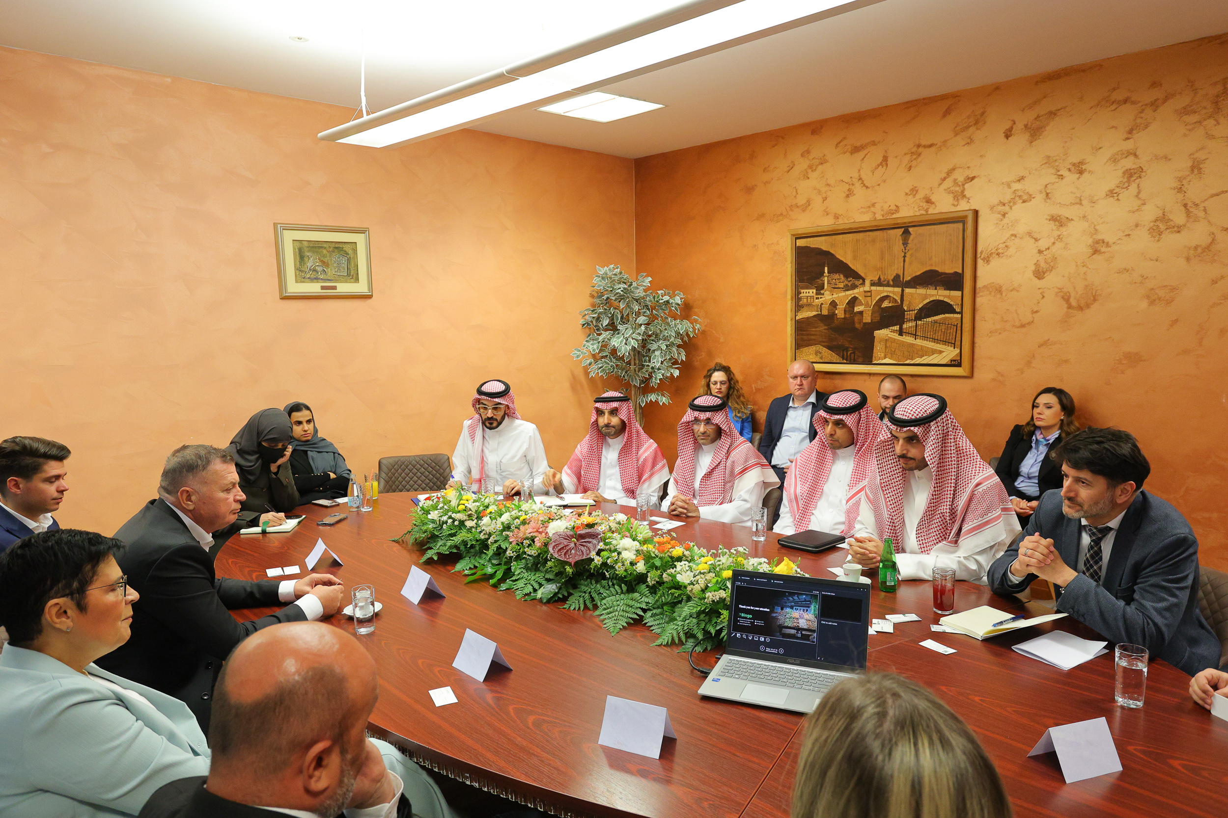 الوفد الحكومي السعودي يبحث تعزيز الشراكة مع كبرى الشركات البوسنية ويطّلع على جهود مركز الملك فهد الثقافي