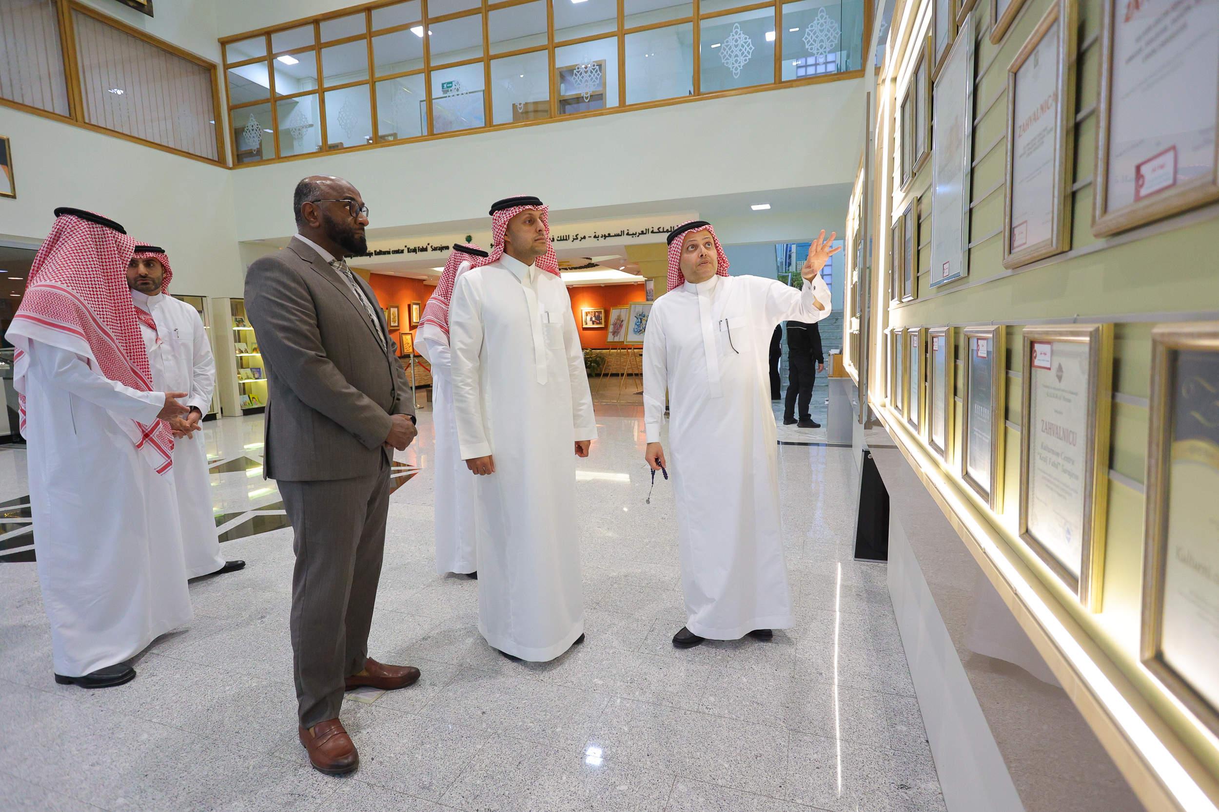 الوفد الحكومي السعودي يبحث تعزيز الشراكة مع كبرى الشركات البوسنية ويطّلع على جهود مركز الملك فهد الثقافي