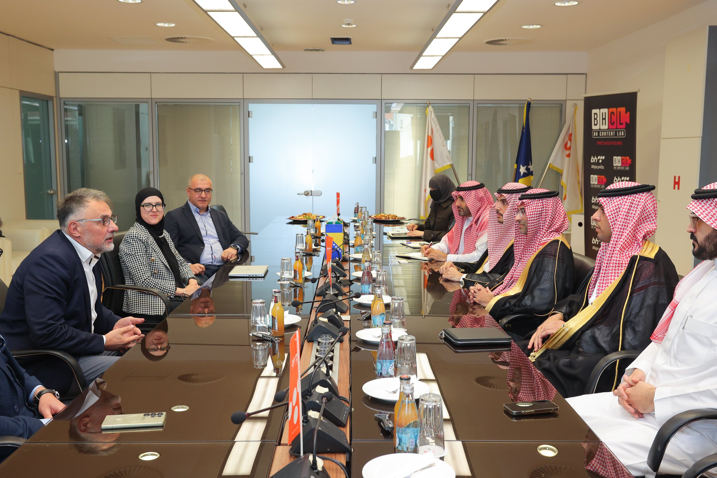 الوفد الحكومي السعودي يبحث تعزيز الشراكة مع كبرى الشركات البوسنية ويطّلع على جهود مركز الملك فهد الثقافي
