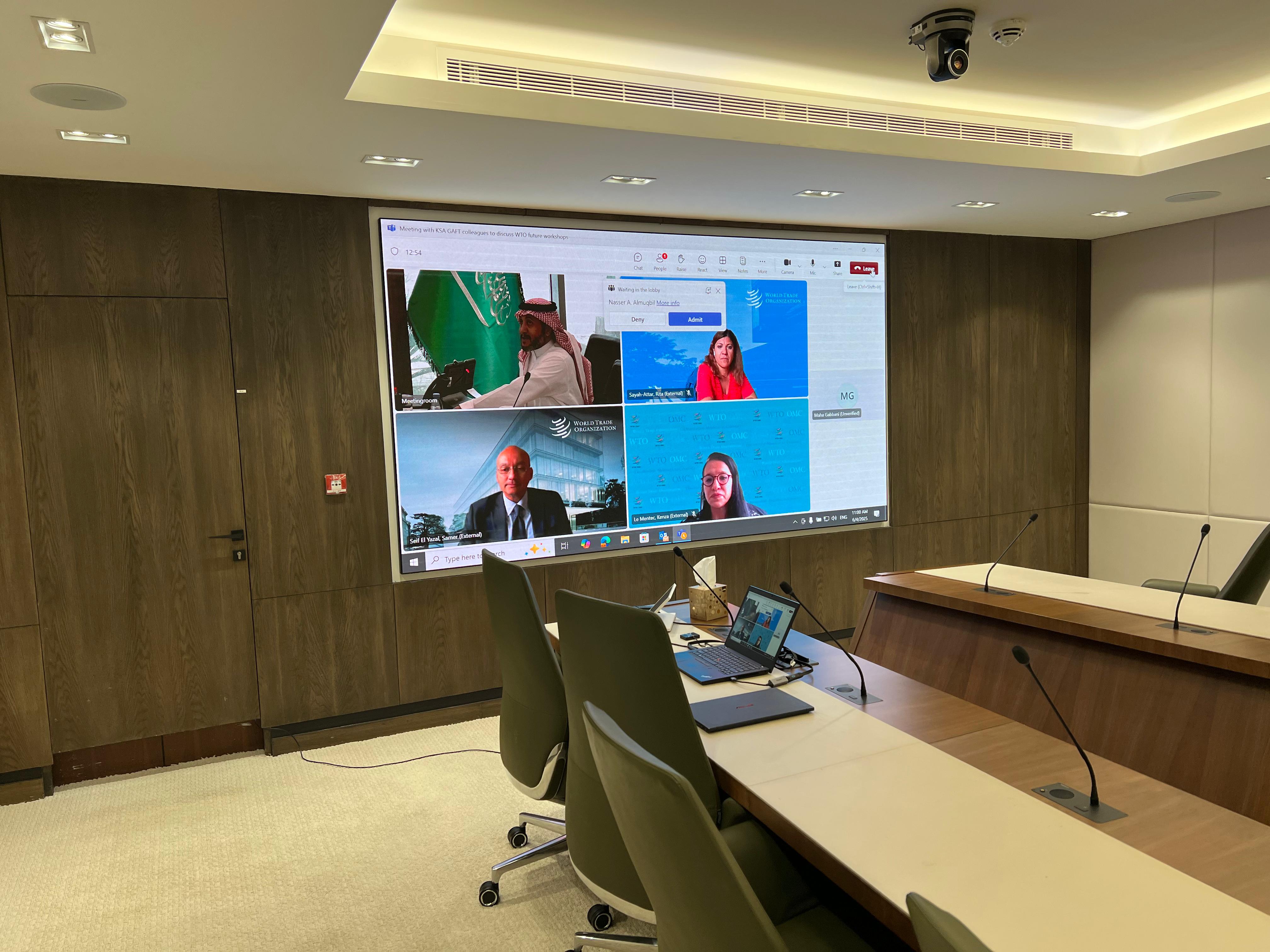 التجارة الخارجية تعقد اجتماعًا مع منظمة التجارة العالمية لمناقشة سبل التعاون في تنظيم دورة السياسات التجارية الإقليمية لعام 2025م